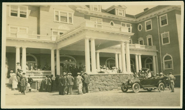 Vintage photo of guests in front of the exterior of the Stanley Hotel in Estes Park, Colorado